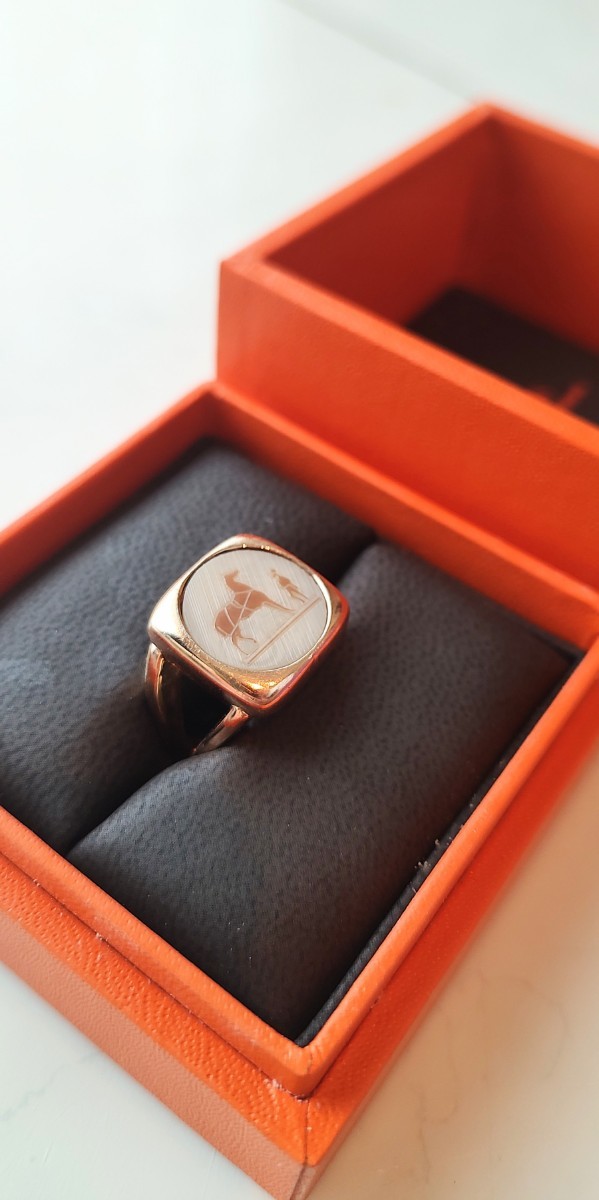 常田大希着用 エルメス コロゾ リング ゴールド 馬車ロゴ 指輪 コロゾリング