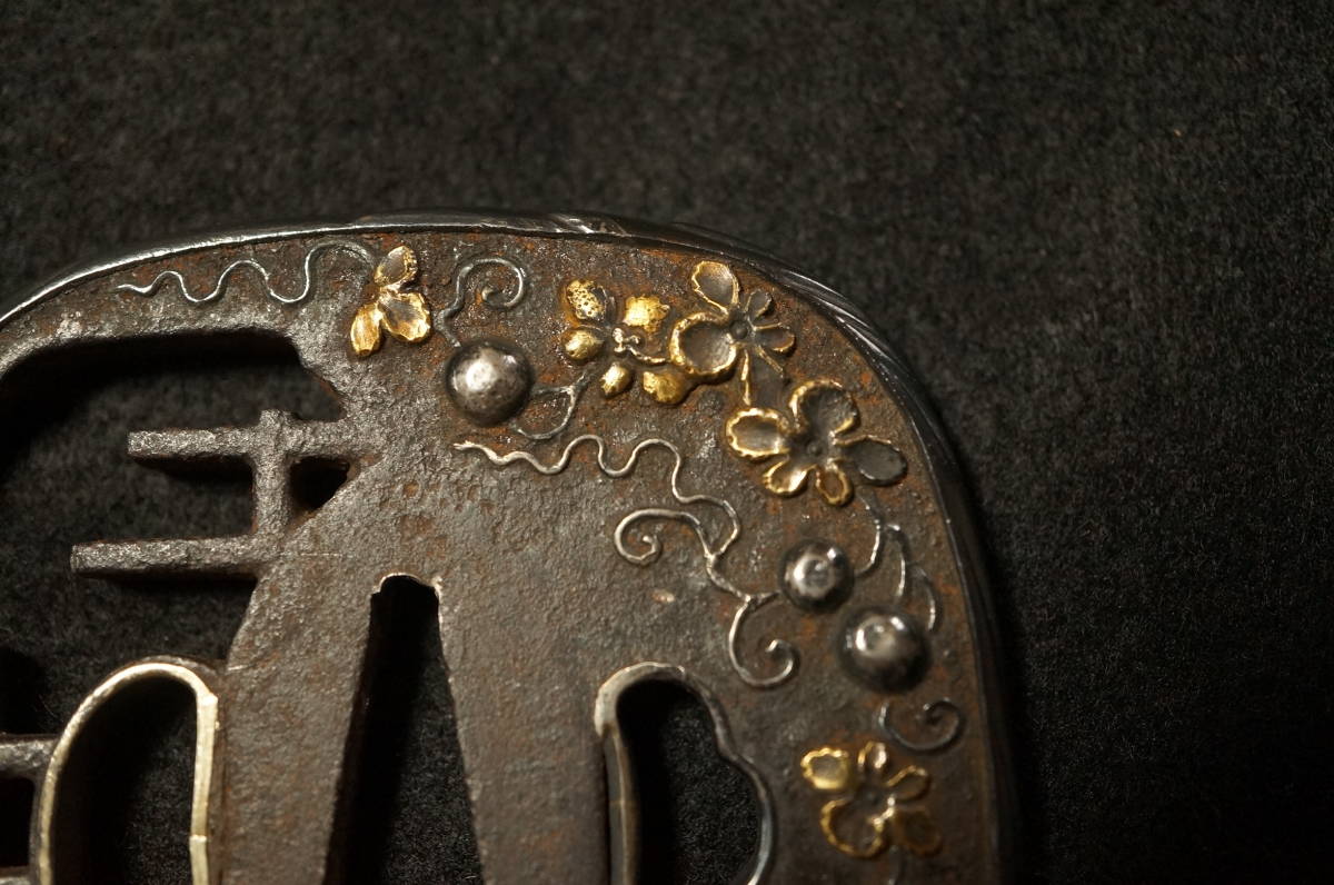 ☆逸品鍔 鉄地に窓華図：赤銅覆輪も秀逸 70.56x67.25x5.