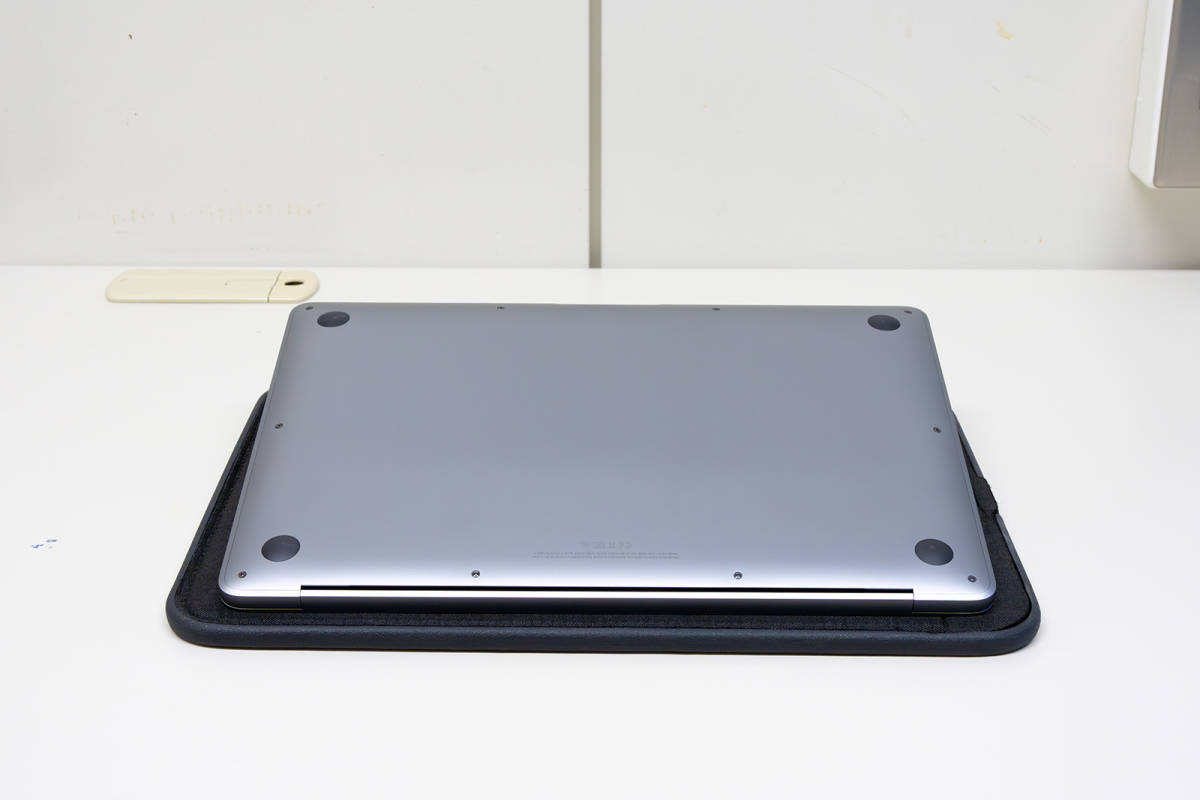 Apple: MacBook Air M1 （2020）（スペースグレイ）（13インチ/RAM 
