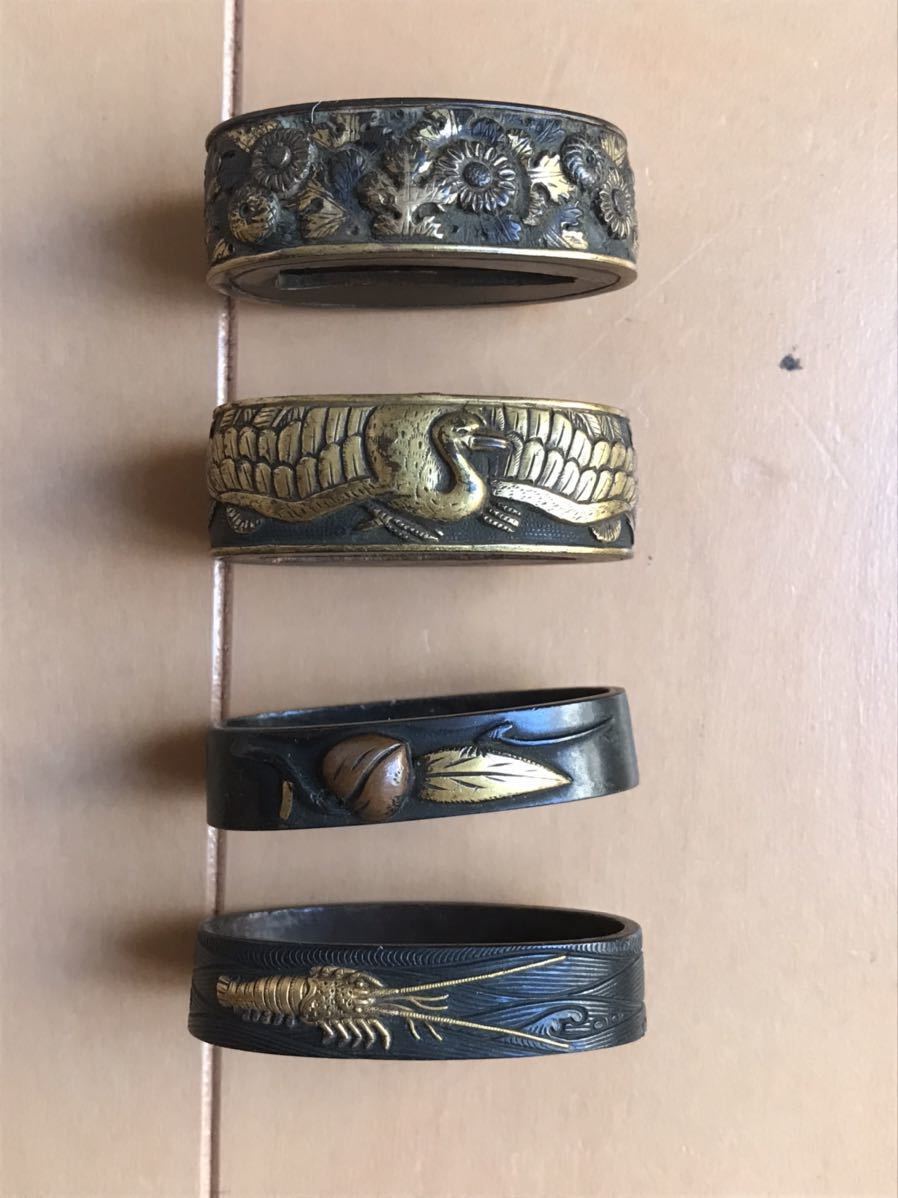 A★武具　刀装具　刀　目貫(兜)　縁/頭/　金象嵌　計4点★ 刀装具 縁頭 象嵌 縁 『鶴、菊、海老、桃』纏めて4個 縁頭