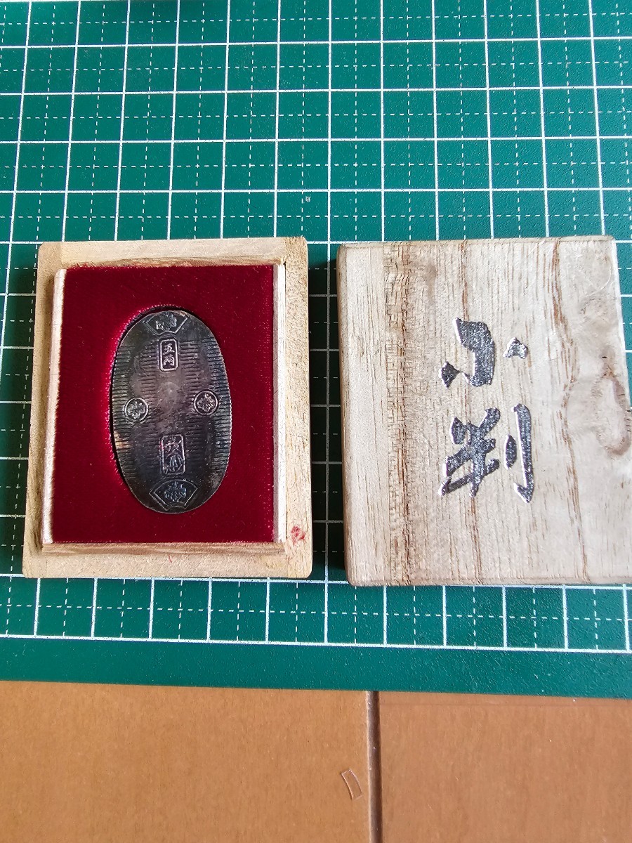 純銀小判木箱入り五両1.69g3センチくらい_1