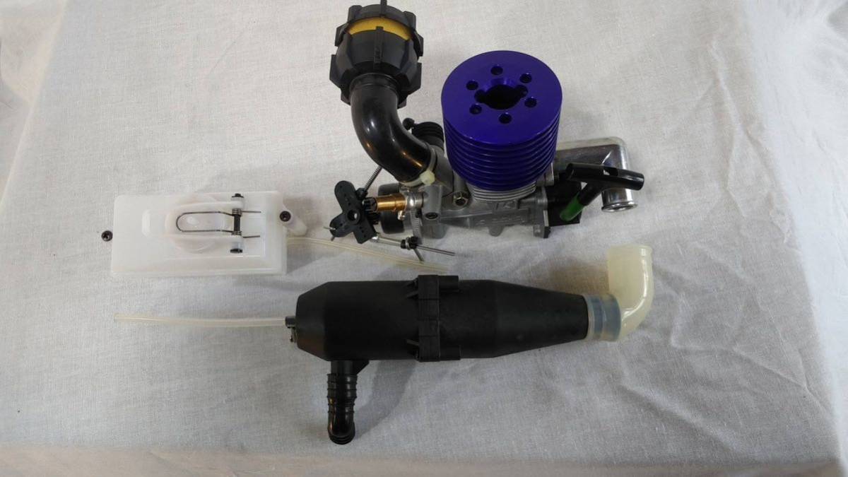 ディアゴスティーニ・ジャパン ハマーH1のエンジン 3.5cc(KYOSHO)、エアーフィルター、燃焼タンク、マフラーの中古セット