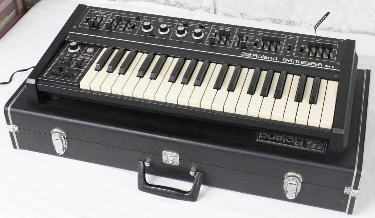【0831G】(1846) Roland SH-2 アナログ シンセサイザー モノフォニック 動作確認 VCO VCF VCA 純正ハードケース付 中古現状品