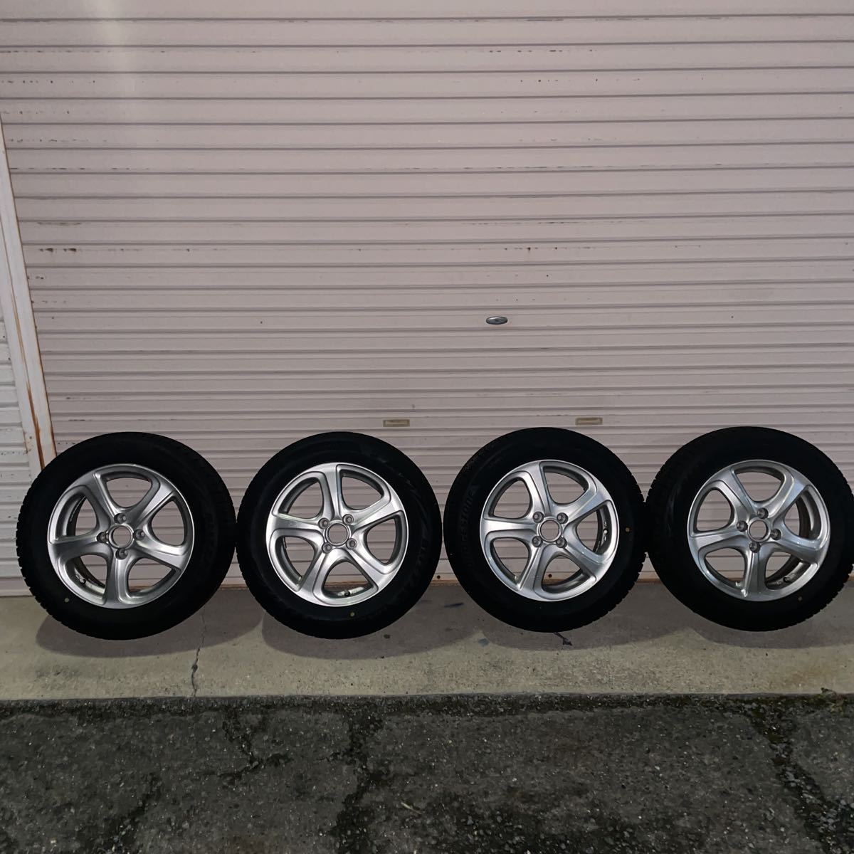 【新品，SALE】 ブリヂストン スタッドレスホイール 冬タイヤ アルミホイールセット ブリザック 185/60R15 バリ溝 タイヤホイール4本セット(スタッドレスタイヤ)｜売買されたオークション情報、yahooの商品情 4穴