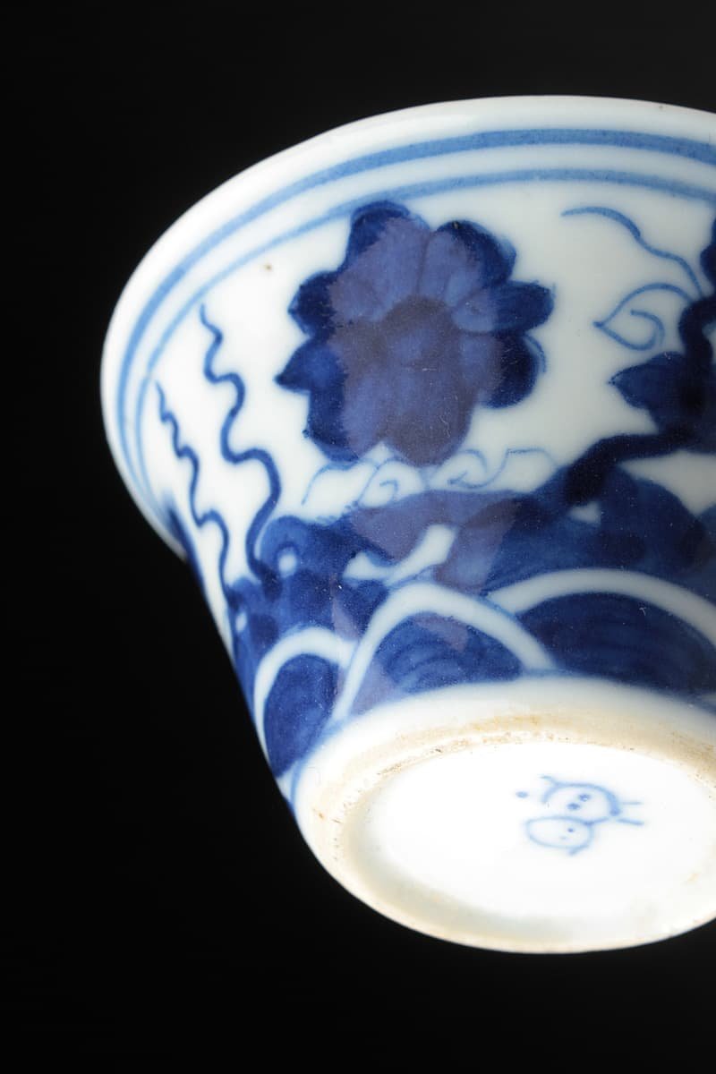 HZ643 時代物 底款 青花海水花卉紋杯・染付波花文盃 径6.2cm 重25g
