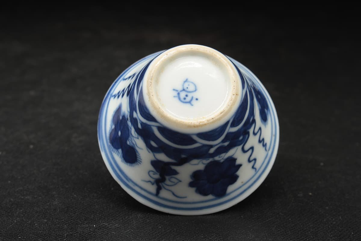 HZ643 時代物 底款 青花海水花卉紋杯・染付波花文盃 径6.2cm 重25g