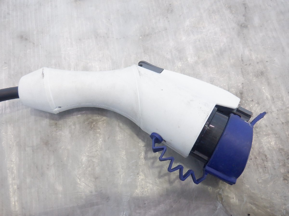 日産リーフ充電器AZE0