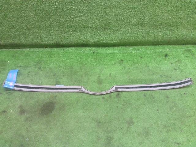 70ヴォクシー純正オプションボンネットガーニシュ トップ