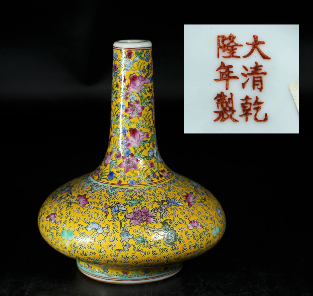 銘品　官窯景徳鎮窯粉彩花紋長頸瓶 乾隆年製・清時代 中国古玩