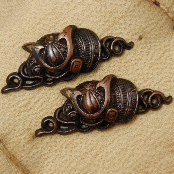 W266. 時代武具 銅地 兜図 目貫 一対 箱付属 / 日本刀装具金具金工美術彫刻美術