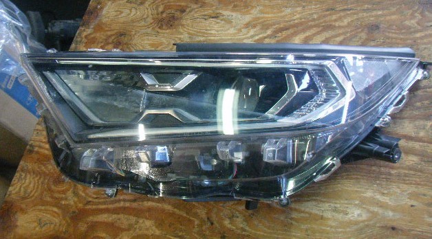 平成３２年 RAV4 6AA-AXAH52 左ライト/左ヘッドライト　LED　純正　ラヴ4/ラブ4　STANLEY　42-95