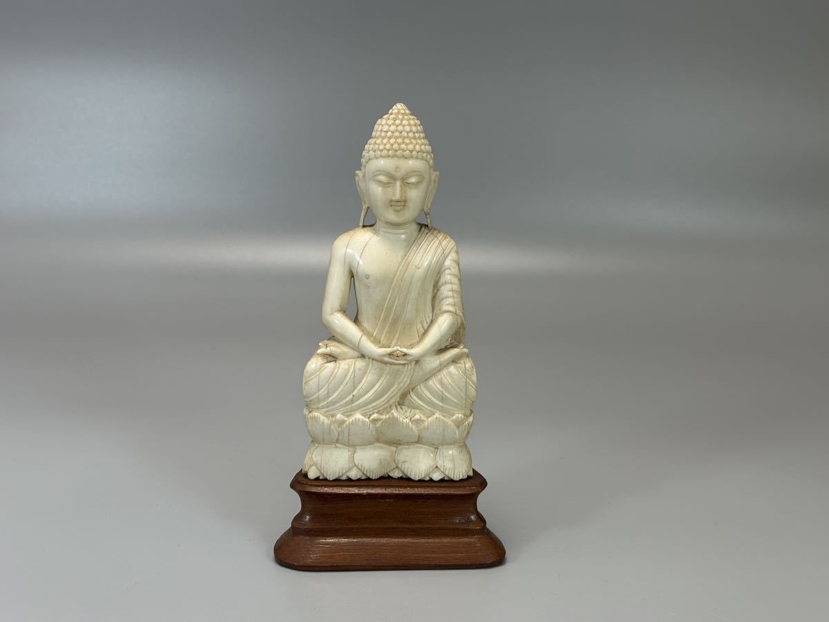 N0259 仏教 釈迦如来座像 白材芯料 細密細工 彫刻 木台 仏教美術 置物