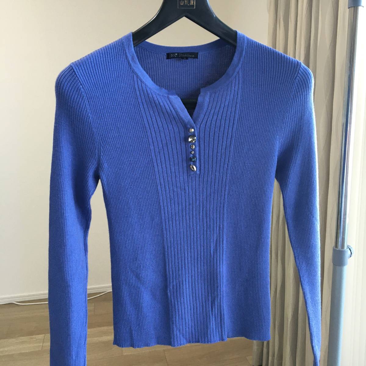 新品未使用 23区 飾りボタン 二ット ブルー 青 ウール クリスタル ビーズ カットソー シャツ 長袖 ストレッチ 小さいサイズ オンワード樫山