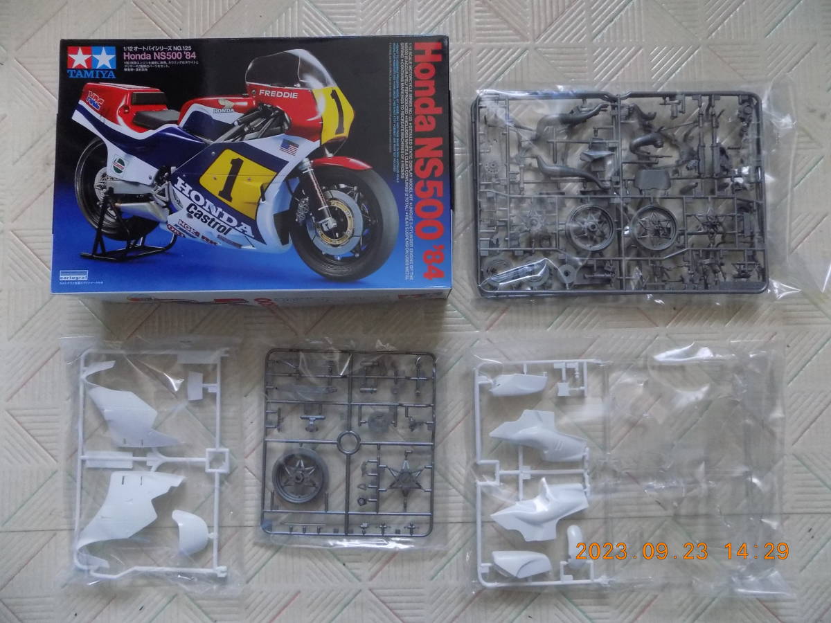 HONDA NS500 with STARTING RIDERとNS500'84 (TAMIYA 1/12 MOTORCYCLE
