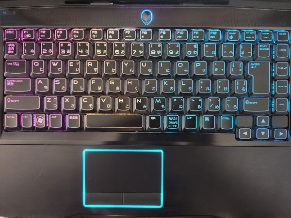 Alienware ゲーミングノートPC ゴールド 騒々しい