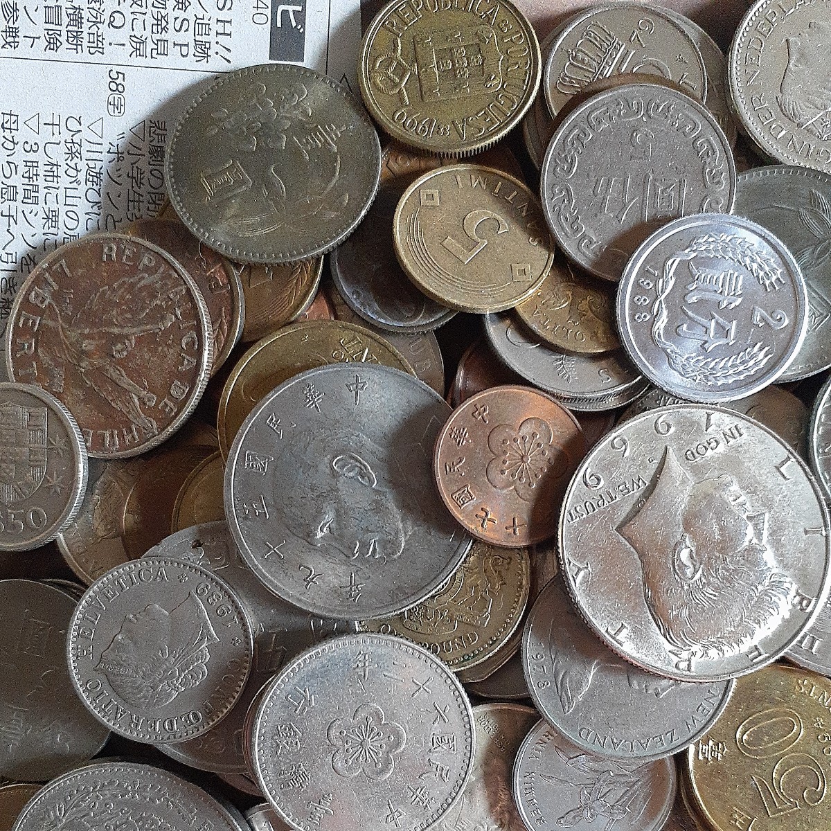 外国コインまとめて2kg以上 世界のコイン 大量まとめて1500g 銀貨 銅貨 白銅貨 古銭 アメリカ ドイツ カナダ 南米 アジア ヨーロッパ 雑銭  コンパクト発送 世界のコイン古銭大量 銀貨 青銅貨 黄銅貨