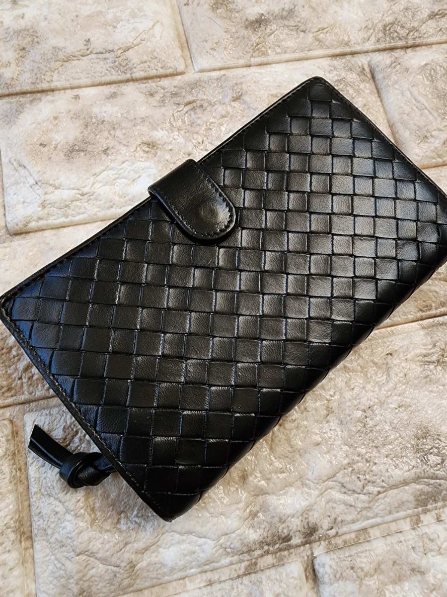 ✨極美品✨ボッテガヴェネタ　長財布　二つ折り財布　イントレチャート　レザー　黒 本物 ボッテガヴェネタ 折り財布 二つ折り 黒 イントレチャート 【公式