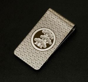 丸に右三階松 まるにみぎさんがいまつ 家紋入り マネークリップ money clip 家紋グッズ