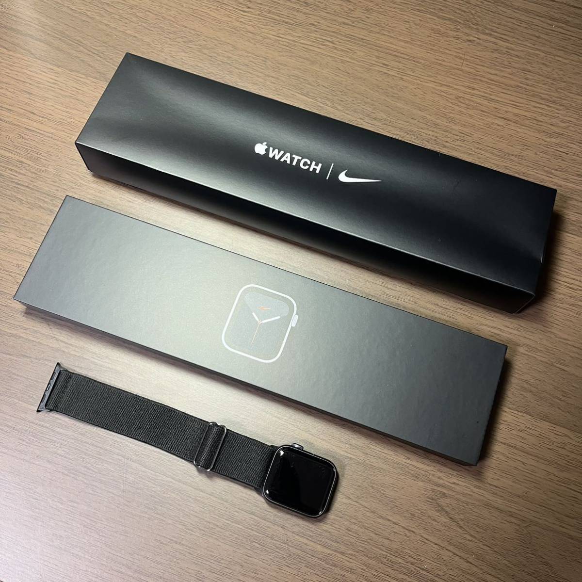 Apple Watch NIKE SE 40mm Space Gray Aluminum GPS MYYM2J/A A2351 