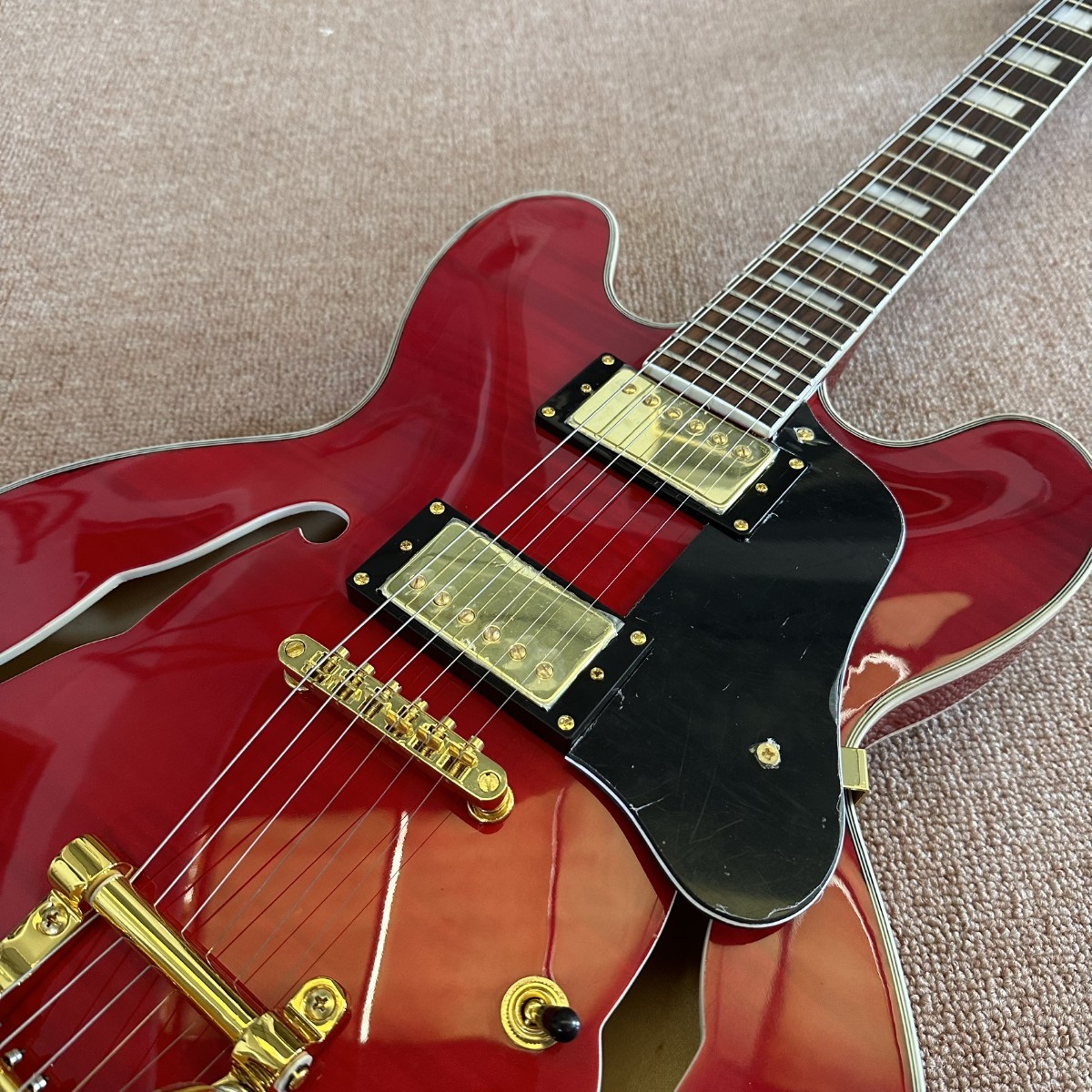 ノーブランド ES335タイプセミホロウ（fホール無し）ギター傷多め