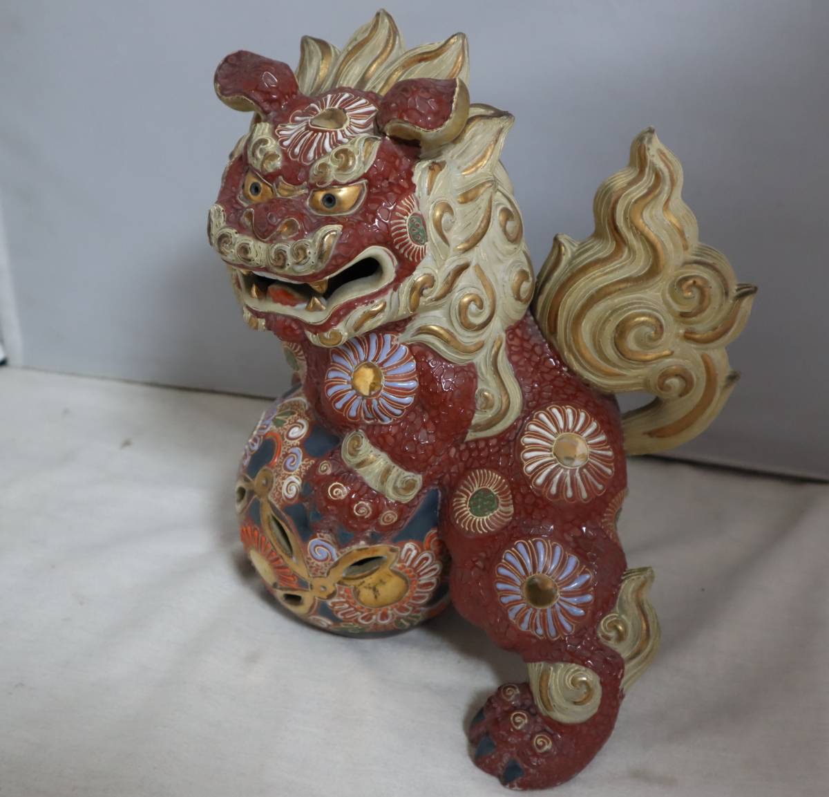 42九谷焼◆赤 獅子/シーサー/縁起物/毬/置物/オブジェ/狛犬/金彩/骨董品/インテリア/陶器製◆サイズ 約W21.5×H27×D22㎝_1