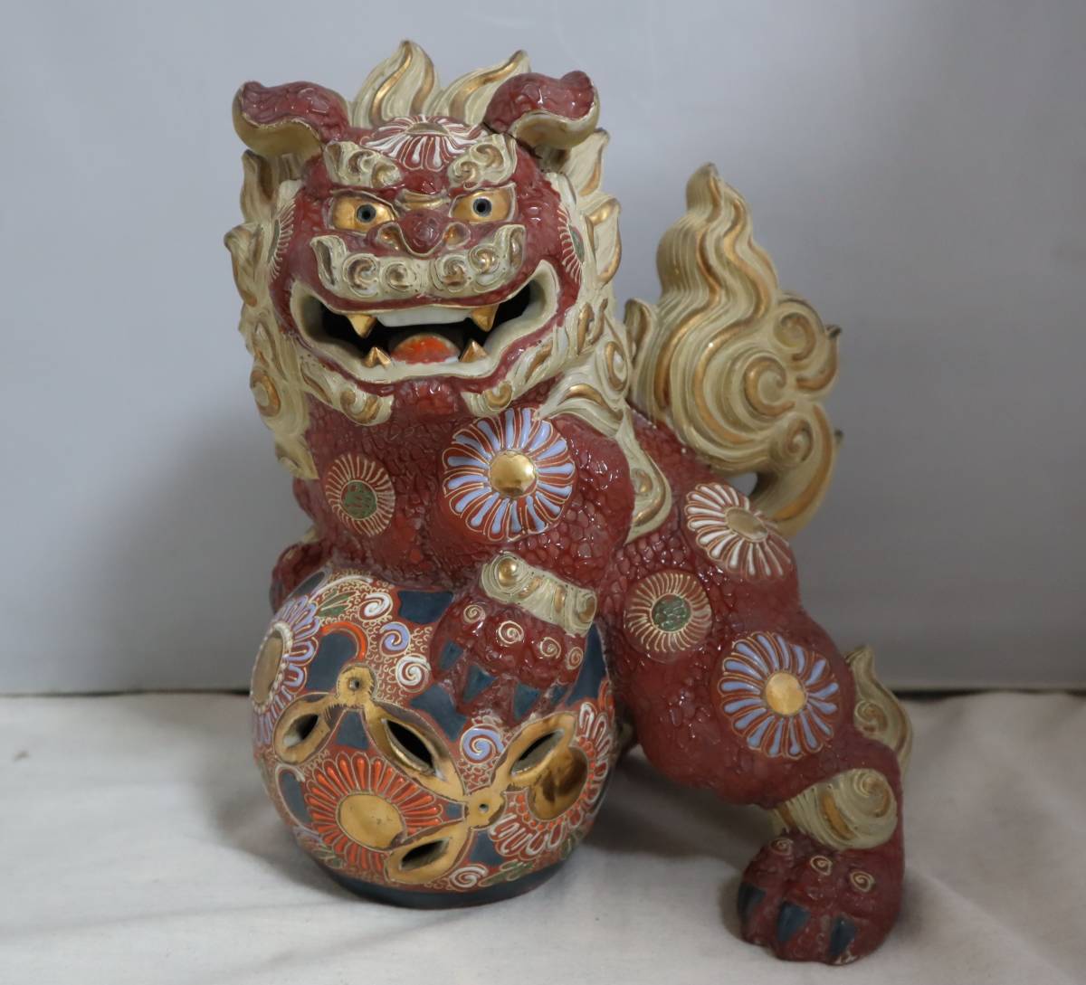 42九谷焼◆赤 獅子/シーサー/縁起物/毬/置物/オブジェ/狛犬/金彩/骨董品/インテリア/陶器製◆サイズ 約W21.5×H27×D22㎝_2