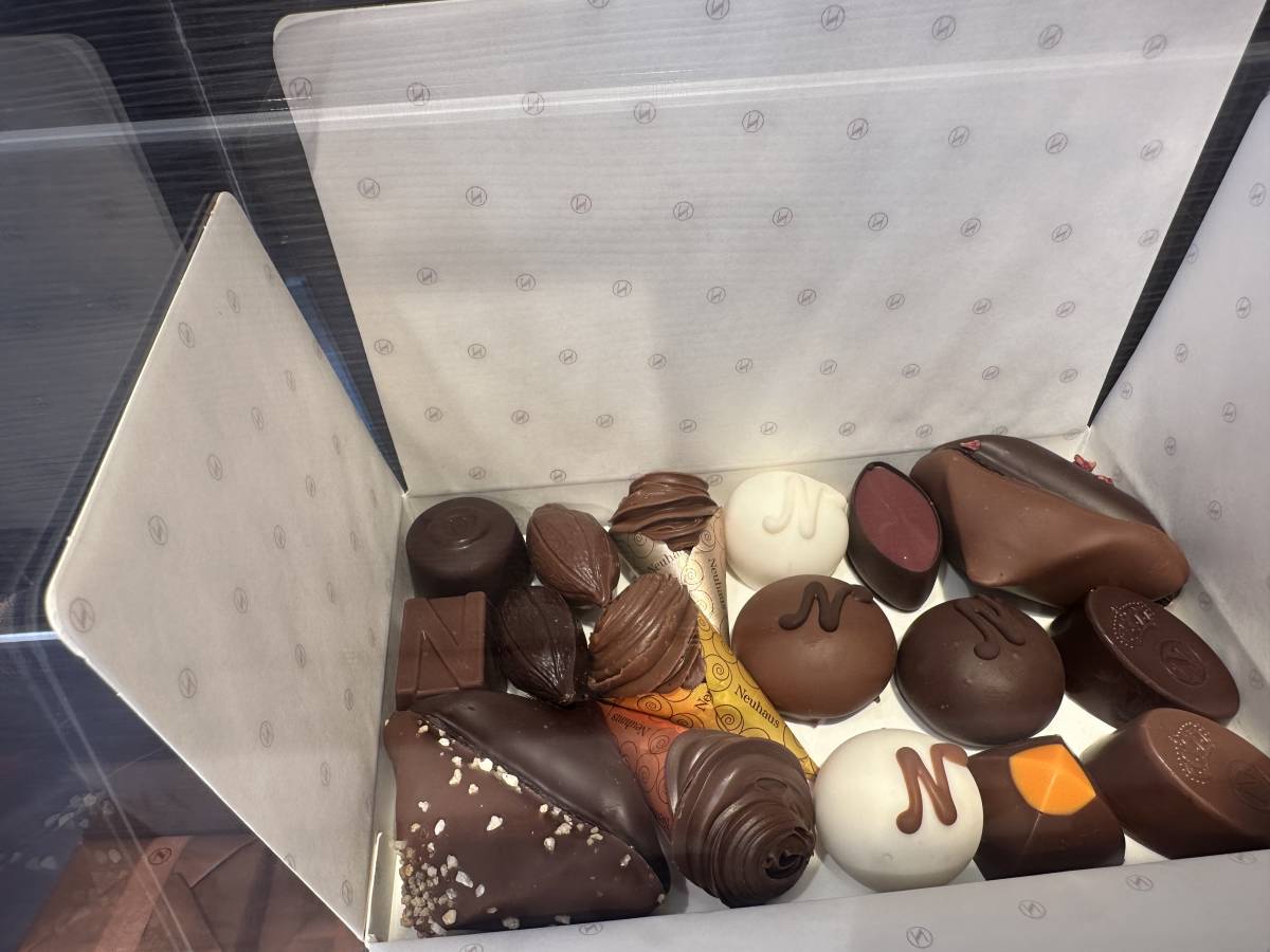 ブリュッセル空港購入 ノイハウス チョコレート 500g レオニダス GODIVA