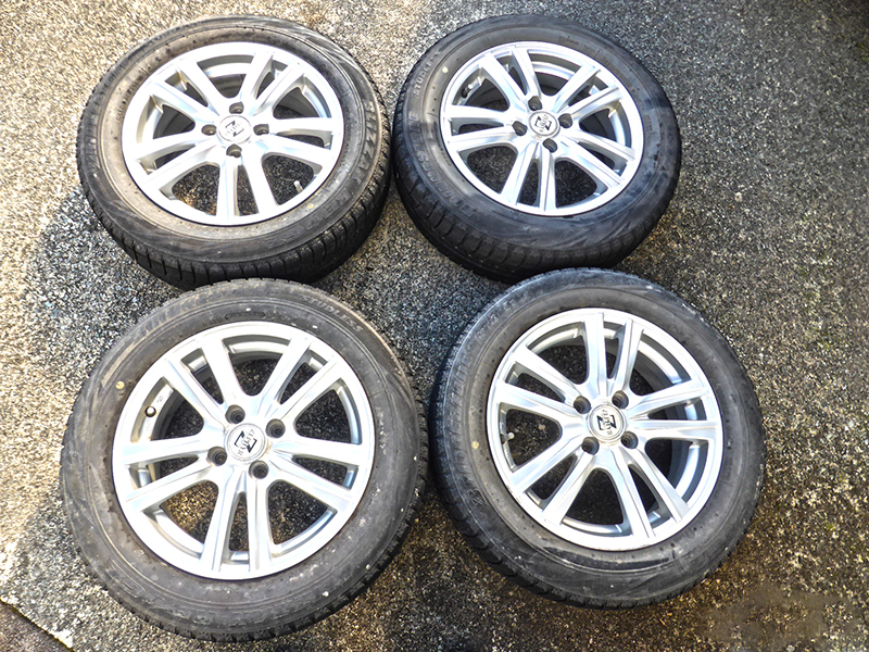 トヨタアクアスタッドレスタイヤホイールセット　ナットつき □トヨタ アクア スタッドレスタイヤ4本 ホイール/ホイールナット付き