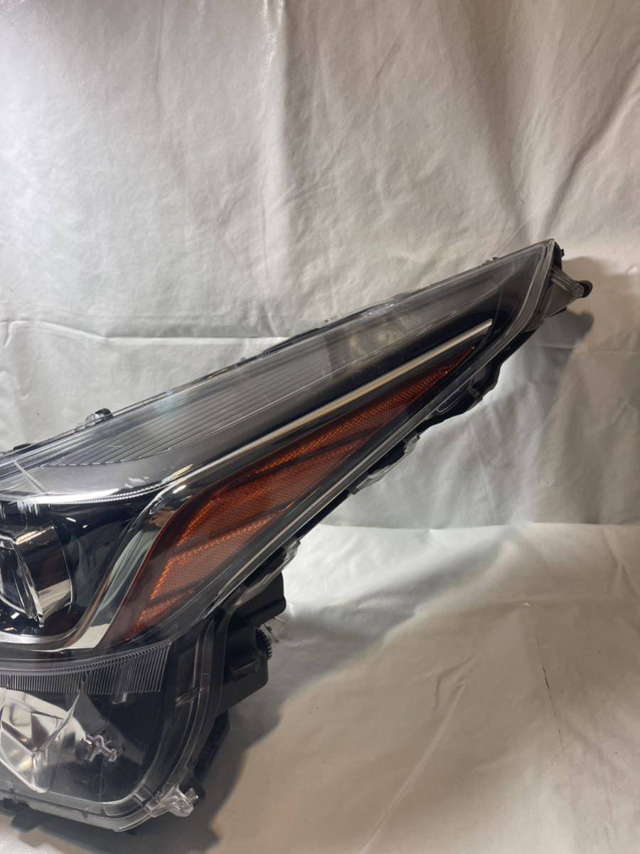 ZVW51-AHXEB-D トヨタ ポリウス左ヘッドライト左ライト ジャンク