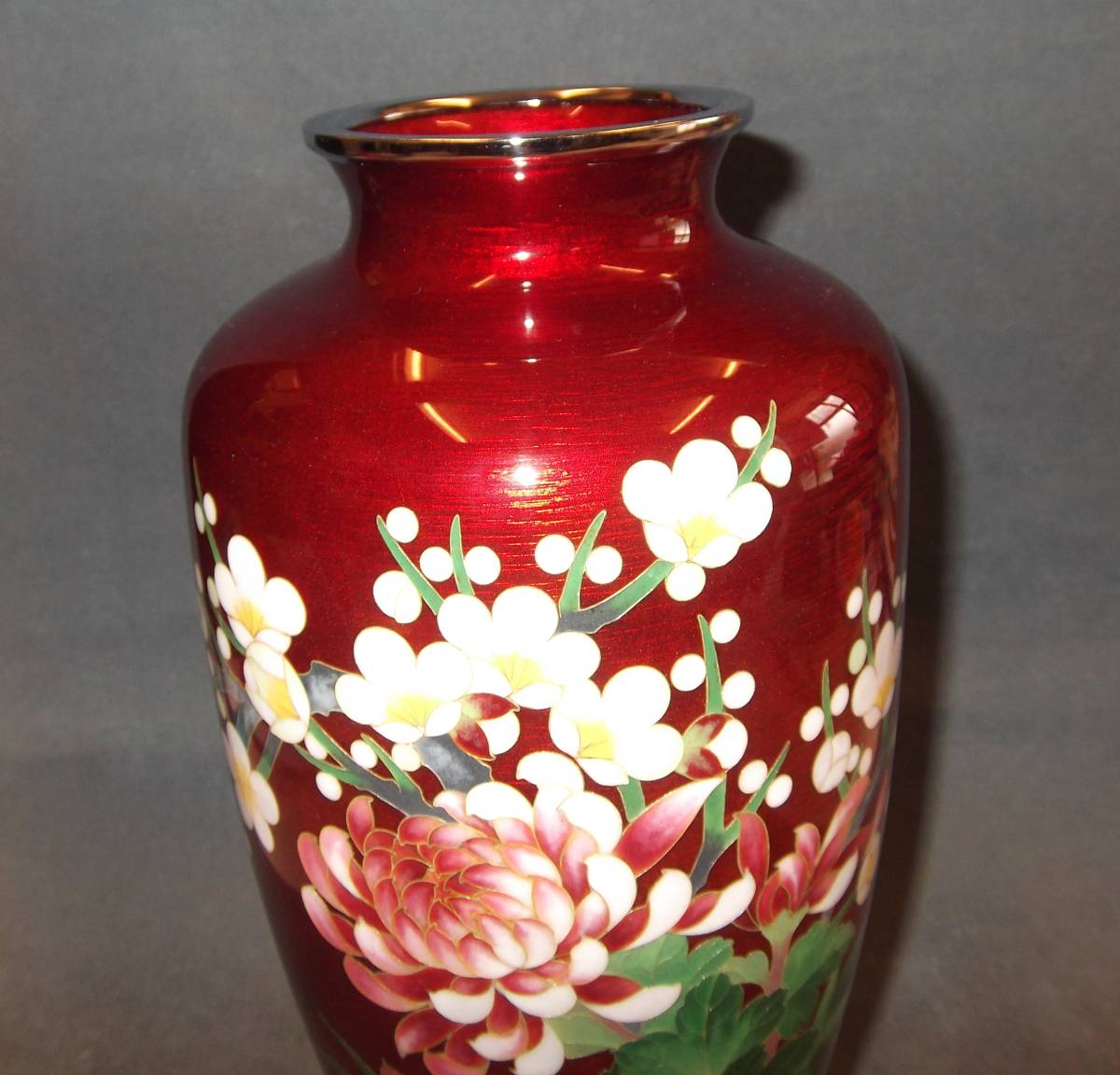 七宝焼　赤透釉　四君子文　花瓶　共箱　M　R9450 七宝花瓶(赤透け・アカスケ)四君子の図・銀の有線七宝・状態良好