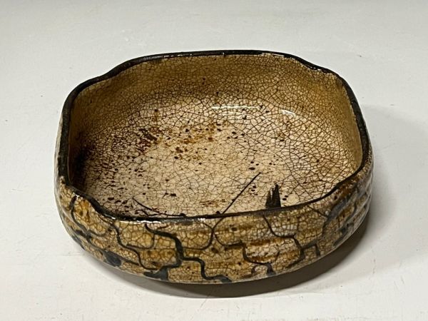 Mn1809『IH県陶磁研究家放出』江戸時代 絵志野 格子文 四方 菓子鉢 向