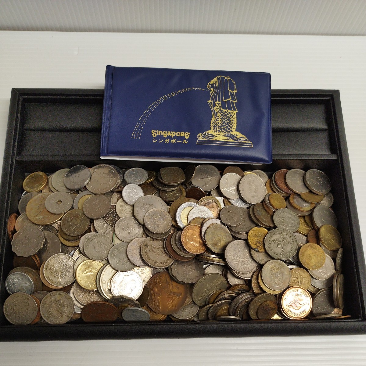 重さ1.7kg分の海外(外国)硬貨 ケースの硬貨おまけ付きとおまけ銀貨1点 NA☆1円〜保管品 外国銭まとめ 総重量2740g アジア ヨーロッパ 他
