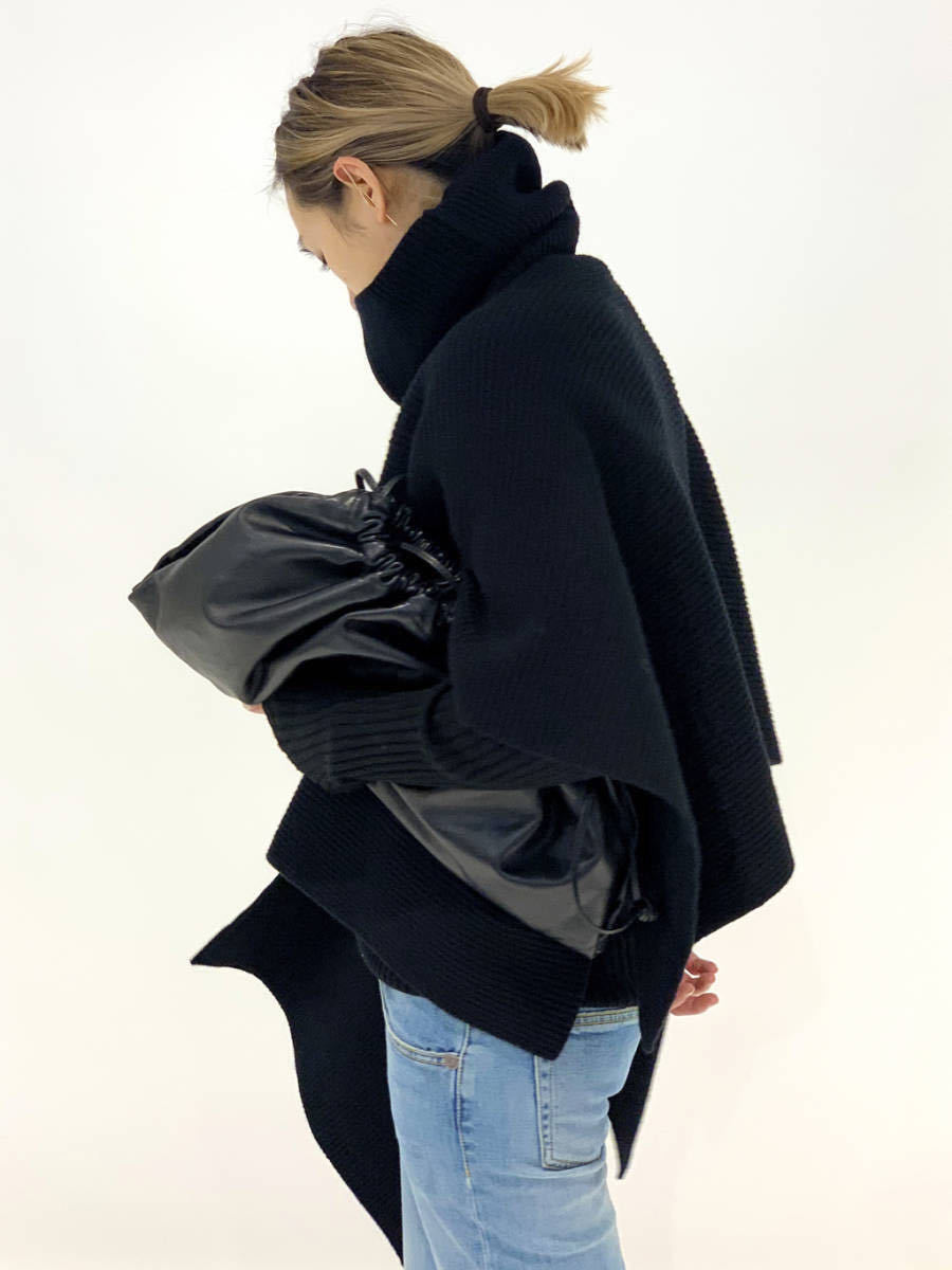 AP STUDIO タートルネック　ポンチョ　プルオーバー　ブラック　カシミヤ ☆美品☆APSTUDIO タートルネックプルオーバー ニットポンチョ