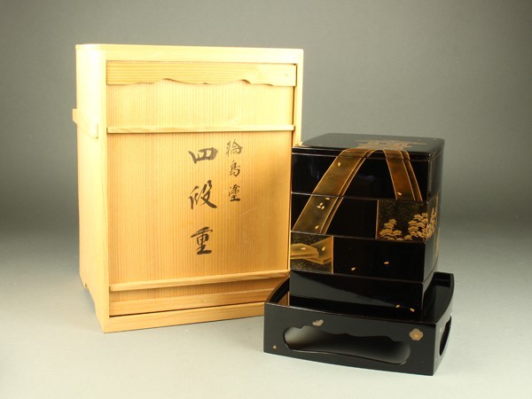 【宇】LC209 輪島塗 天然木 金彩松蒔絵 四段重箱 台付 共箱