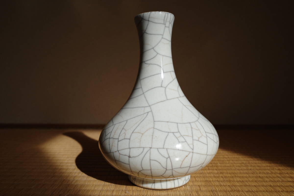 A　GUAN－TYPE COMPRESSED VASE　　高さ21.0㎝位　青磁　青瓷　白磁　唐物骨董　中国古玩時代物　