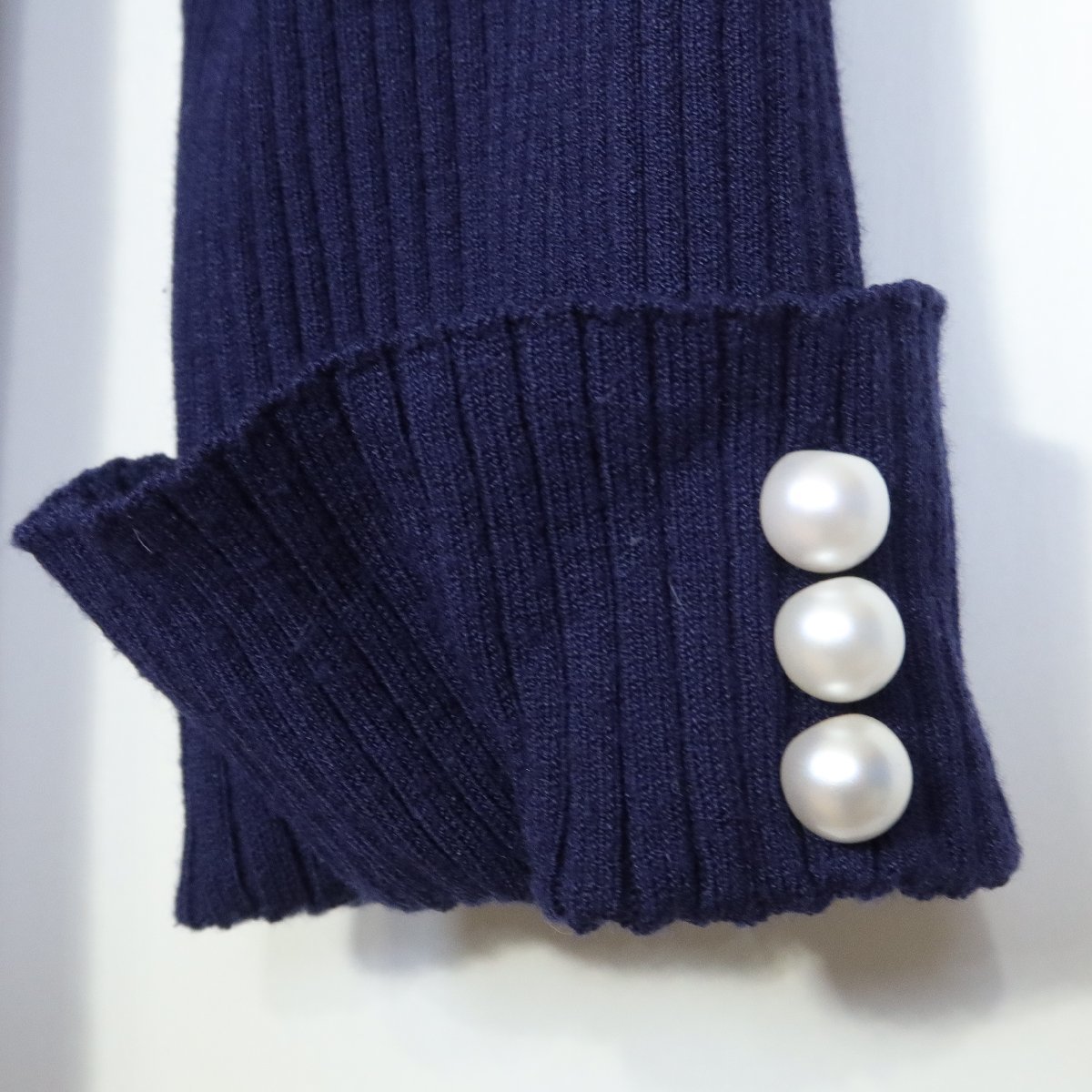 ローズティアラ　パール付き紺色トップス　定価29,700円　新品タグ付き Rose Rose Tiara ☆大人可愛い3色ストライプ♪セットアップ風 ニット