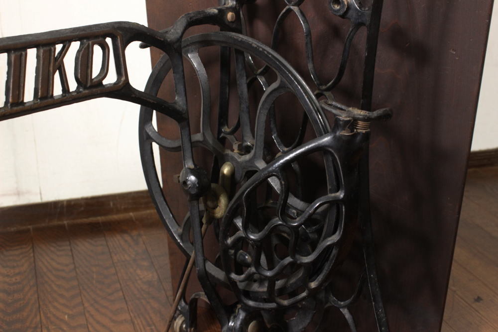 レトロ！古い網目ミシン脚と古材一枚板のテーブル デスク机店舗什器棚