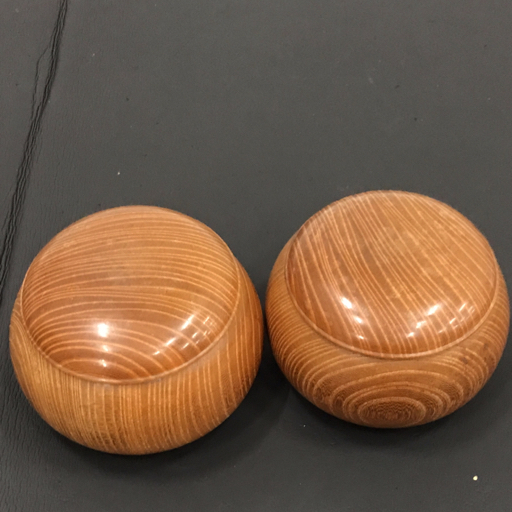 碁石 黒169個 厚み約1.0cm / 白178個 厚み約1.0cm 縞瑪瑙 碁笥付き