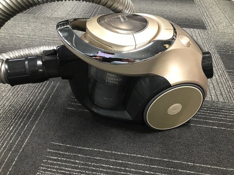 東芝 2013年 トルネオ 強力 サイクロン式掃除機 VC-J2000Z 金黒灰 □引取歓迎□東芝□サイクロン式クリーナー□VC-J2000Z□トルネオ