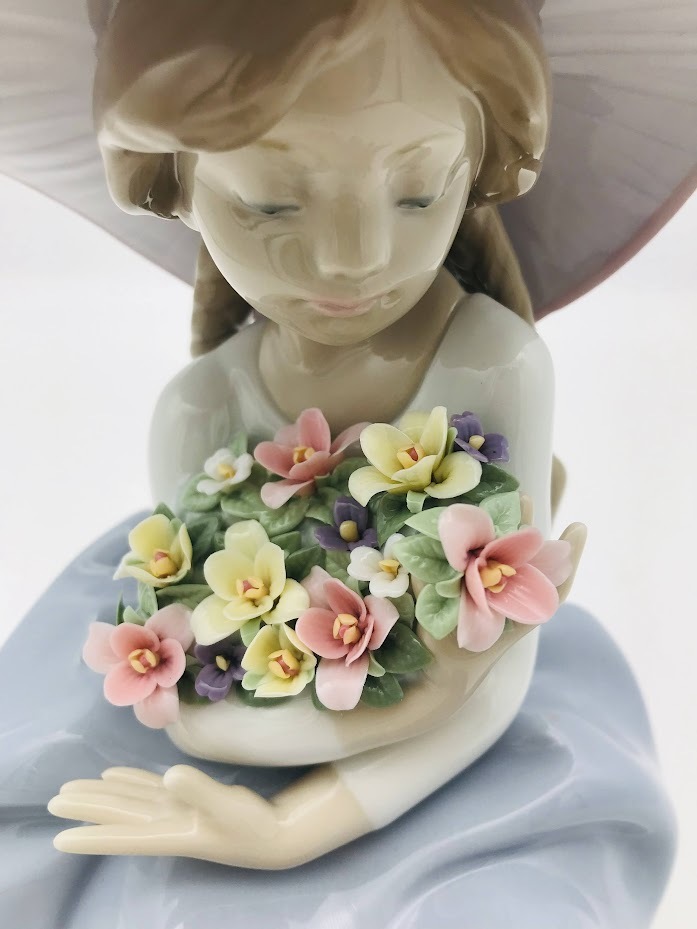 リヤドロ/LLADRO『花の香りにつつまれて』ポーセリンフィギュリン