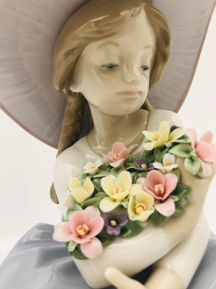 リヤドロ/LLADRO『花の香りにつつまれて』ポーセリンフィギュリン