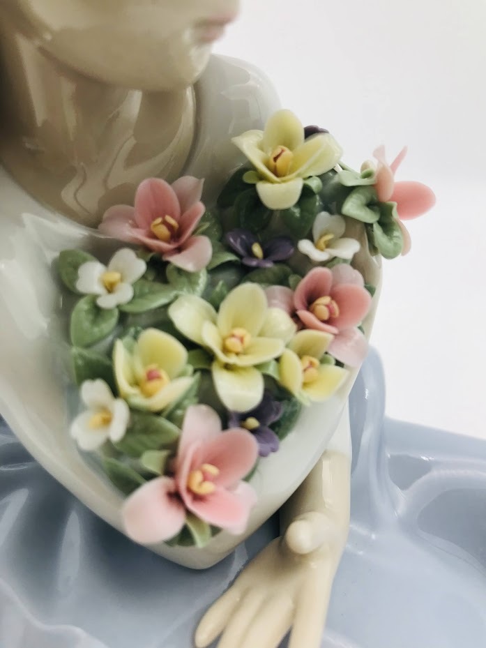 リヤドロ/LLADRO『花の香りにつつまれて』ポーセリンフィギュリン