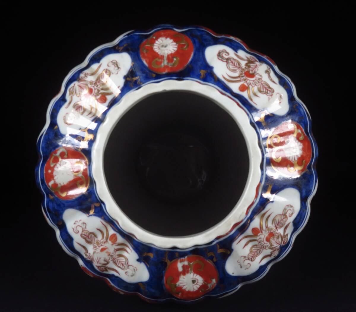SAKURAYA】資産家整理品【古伊万里 金彩色絵草花文蓋付壷】飾壺 沈香壷