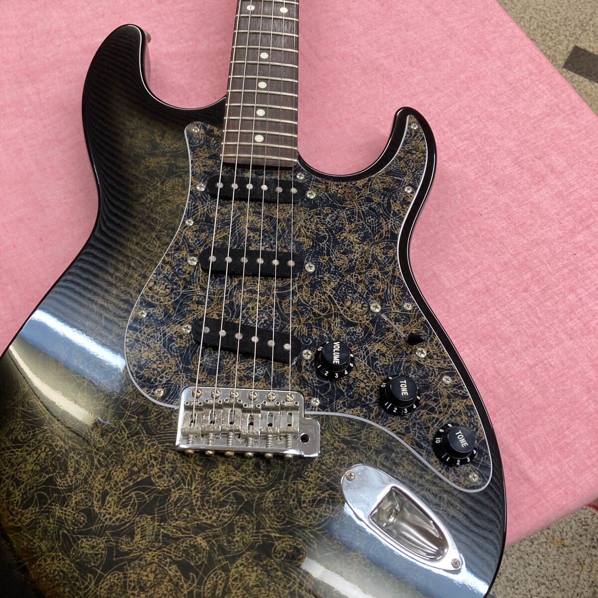 History ペイズリー柄ストラト 限定品 中古 フジゲン製_2