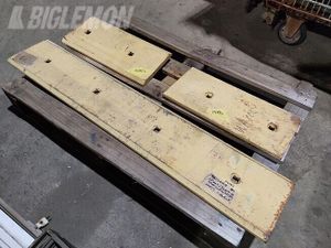 中古パーツ コマツ その他 ホイールローダーのバケット用エッジ　未使用品　純正品