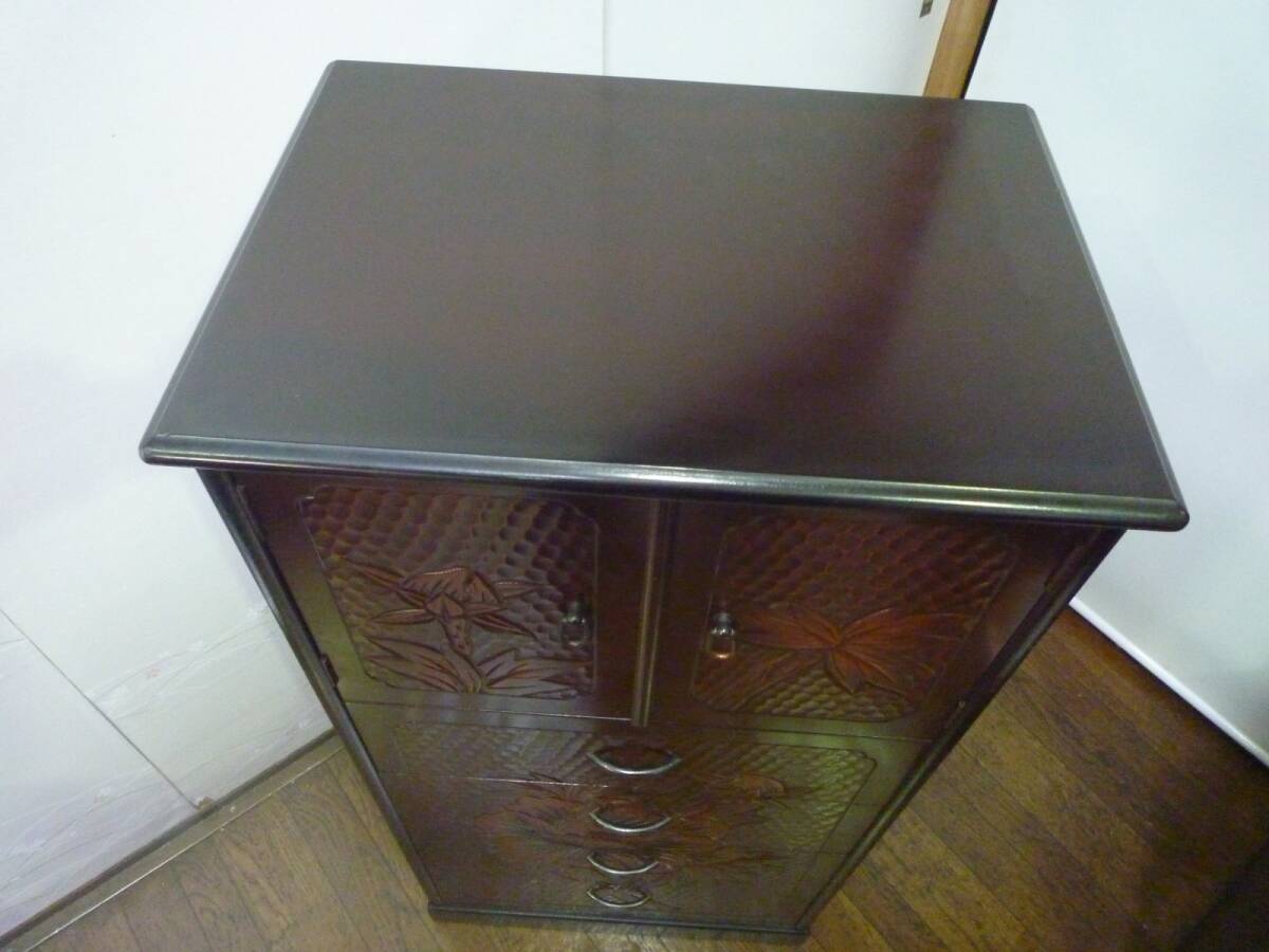 金正堂》 鎌倉彫り上開き四杯引小物箪笥 整理タンス 伝統工芸品ボタン