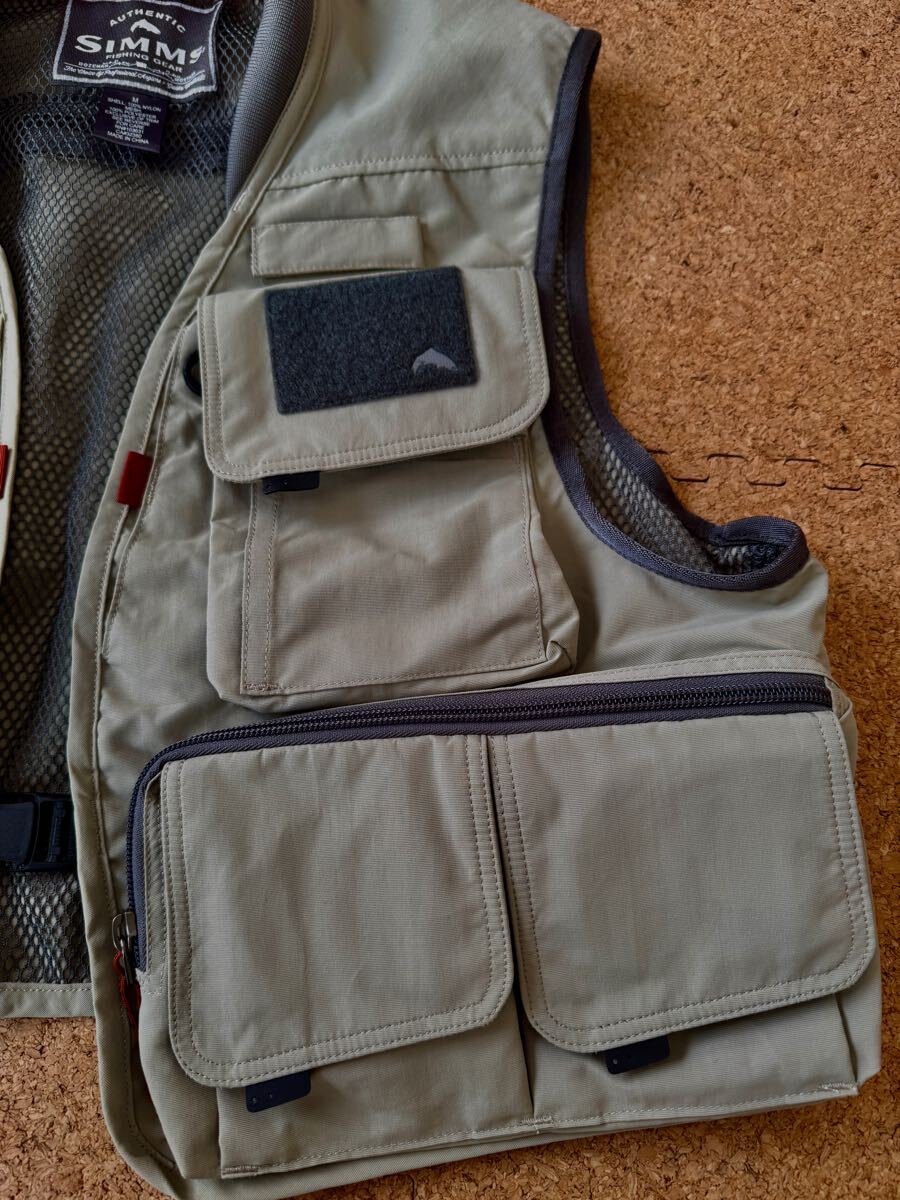 美品 SIMMS シムス フィッシングベスト ベージュ Mサイズ メッシュ