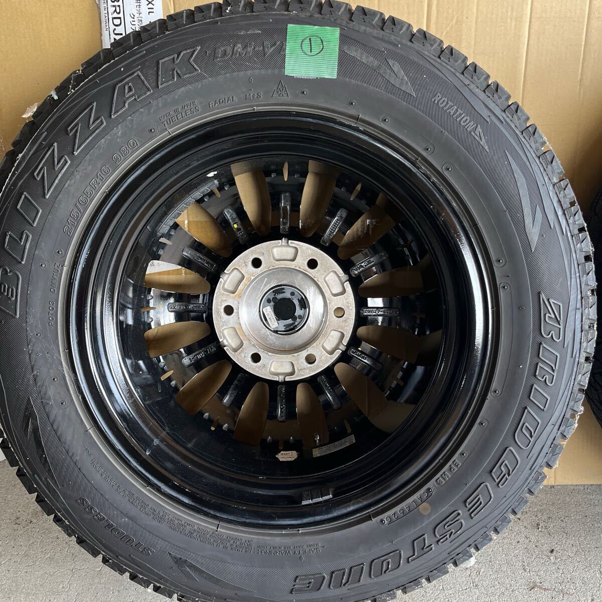 ロクサーニバトルシップ16×6.5J ブリザックDM-V1 215/65R16