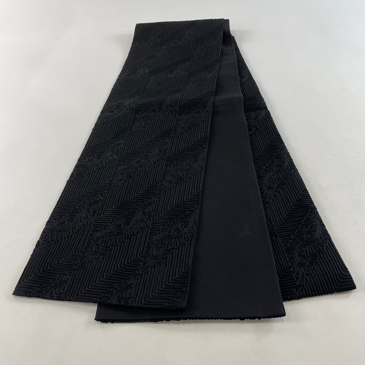 袋帯 美品 名品 無月 落款 唐草 幾何学模様 黒 全通 正絹 【中古
