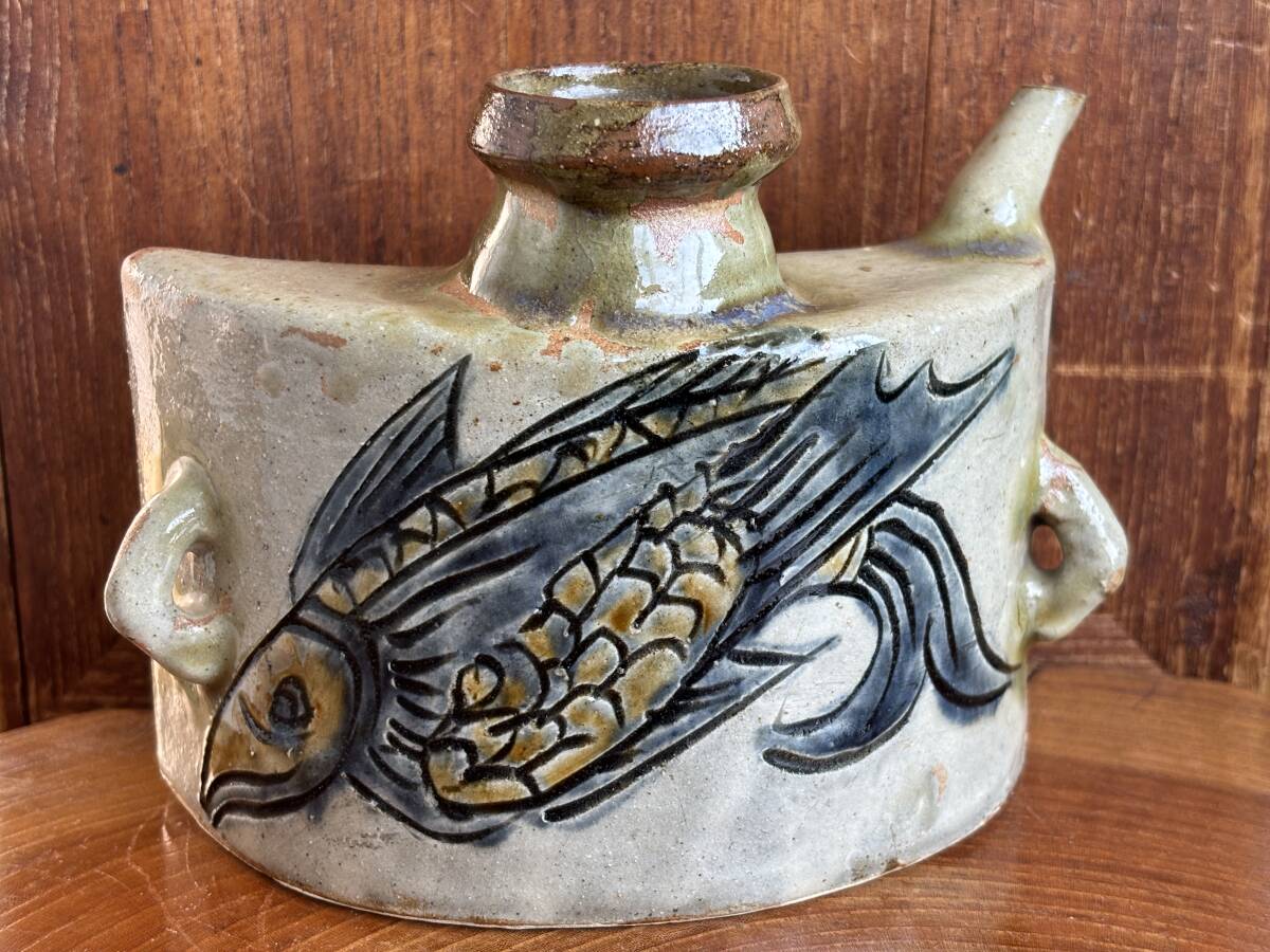 美品☆人間国宝【金城次郎】壺屋焼 ≪ 抱瓶 ≫ 魚紋 沖縄 琉球陶器